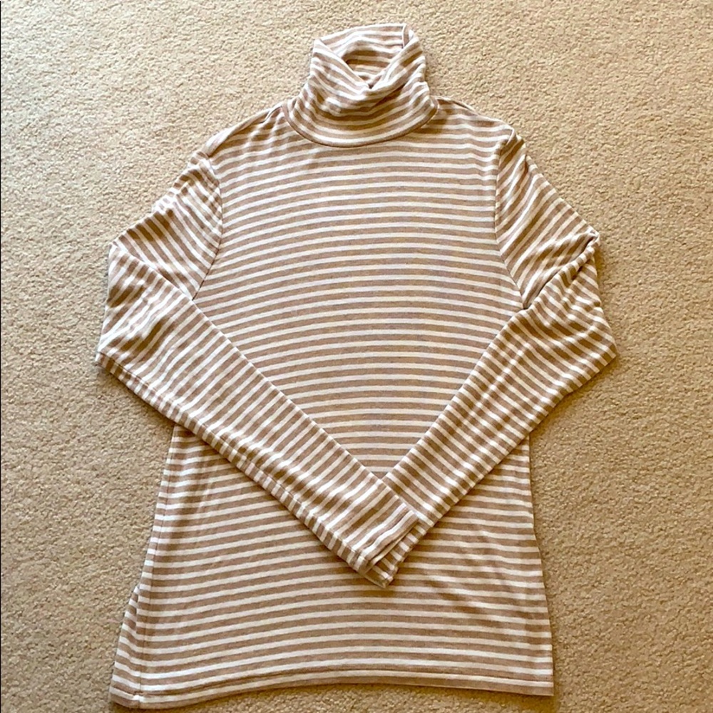 Gap turtleneck shirt